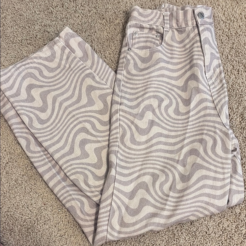 Wavy Patterned Pants in Gray and Cream